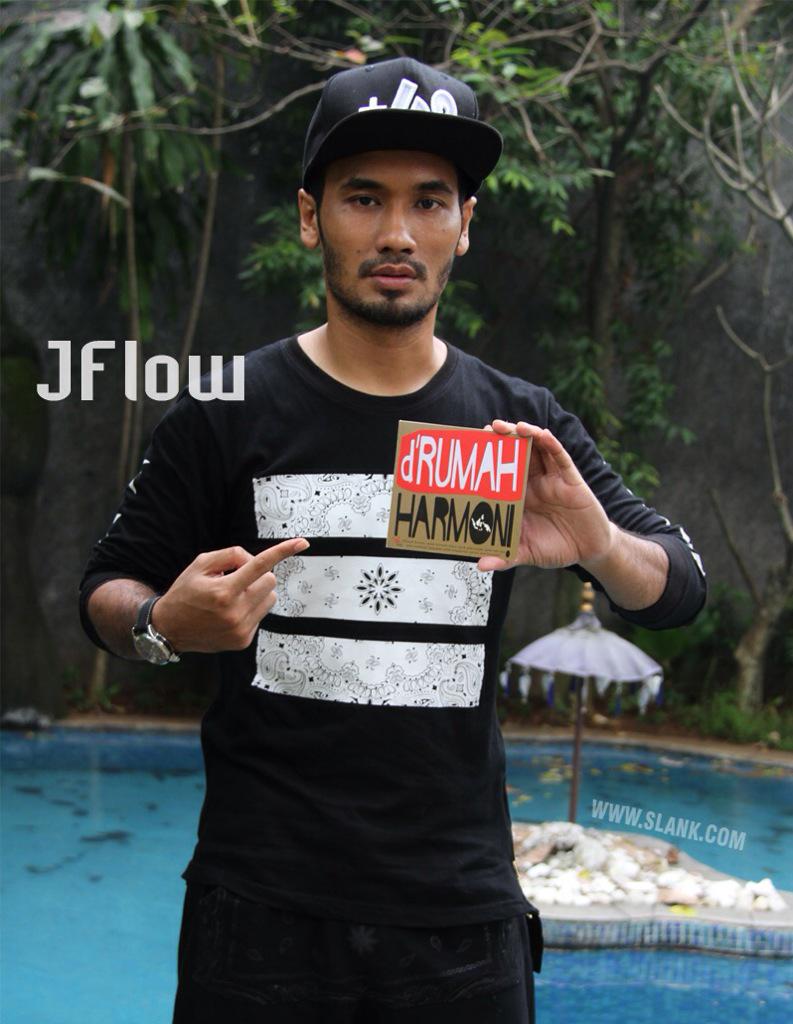 Cd album d'Rumah Harmoni juga bisa kalian dapatkan di toko cd terdekat dengan harga terjangkau!! Grab it fast!