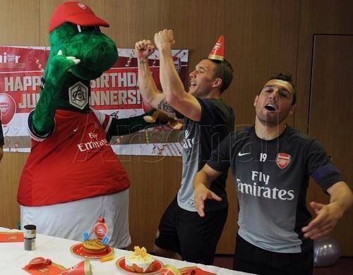 Santi Cazorla, Lukas Podolski aur Gunnersaurus ki janib sey ko Happy Birthday 