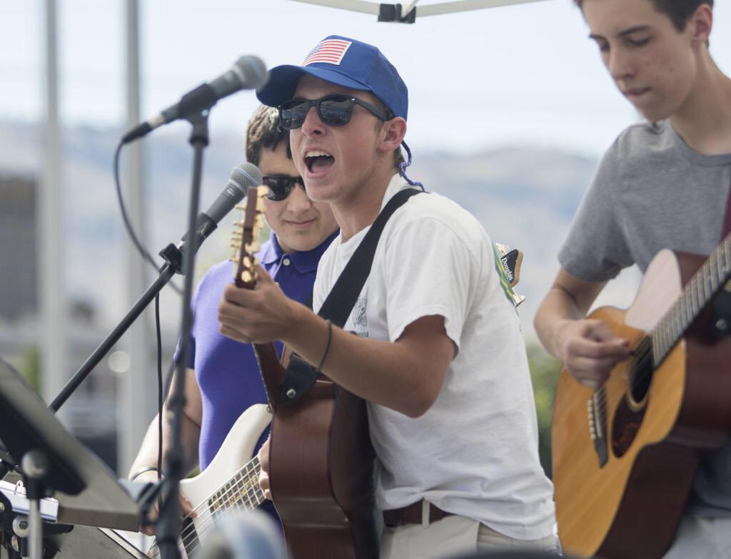 6stringsalute's tweet photo. Quality picture of the band last night at the farmers market by @reillykneedler http://t.co/8HISBOkyJF