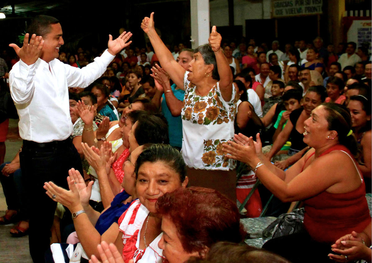 raymundoking's tweet photo. Los priistas estamos en contacto contigo, con la ciudadanía. ¡Seguiremos en unidad dando resultados! @PRI_Nacional http://t.co/SMU81llBBJ