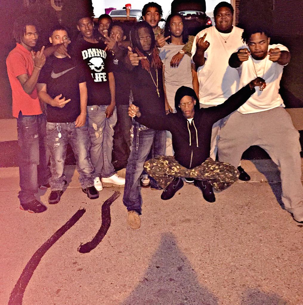 Reggie_miller31's tweet photo. We out here like we snuck out ⛽️AN⛽️💩 😈😷🔫💯⚠️🔯 @RoadBoyMovement @DC24___ @RoadBoyAJ @Papichulocoop @ThisShitTo_Easy http://t.co/kpBi4bJVw7