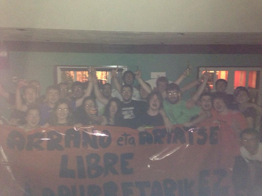 Jendiai malkuak urten jako
Herrixak elkartasuna erakutsi dau
Sentimendua dago, bihotza
Eurek ez dakixe ze dan hori!