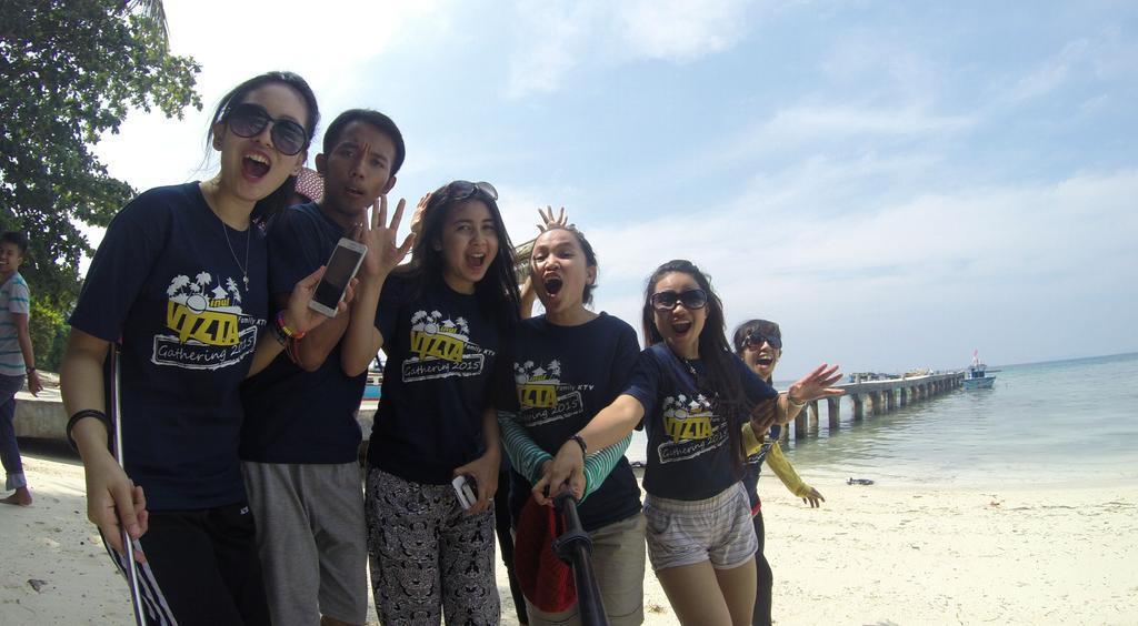 putriyuhuu18's tweet photo. Kebersamaan kami 🌊��😚😚😚😄😄🏊🏄🏊🏄📷🎥📷📷🎥🎥📷 http://t.co/NVeuUfnKaz