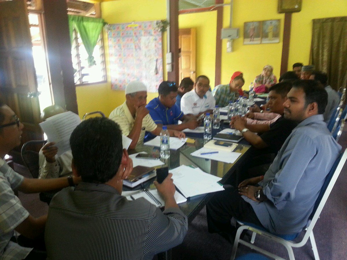 mizzaa81's tweet photo. Mesyuarat ajk CCH dan JKPD di Rumah Komuniti Bentong pada 16 Jun @Zahid_Hamidi @KPAADK @MBPahang @AADK_Pahang http://t.co/T3ojUiVvyD