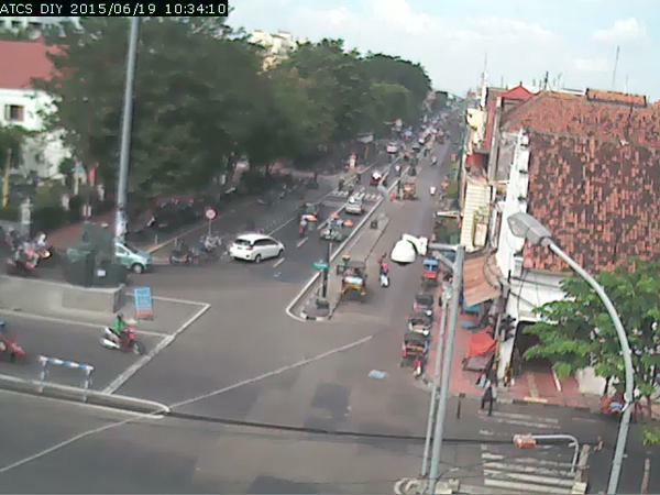 twityogya's tweet photo. 10.26 wib kondisi lalin ruas jl.malioboro terpantau cukup lancar http://t.co/kFbyGxQZBM