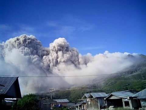 kumpulanmedan's tweet image. Amin.. #infosinabung -&amp;gt; "@rianaksari 15 menit yg lalu Sinabung meletus. Lindungi masyarat di Sinabung yaa Robb"