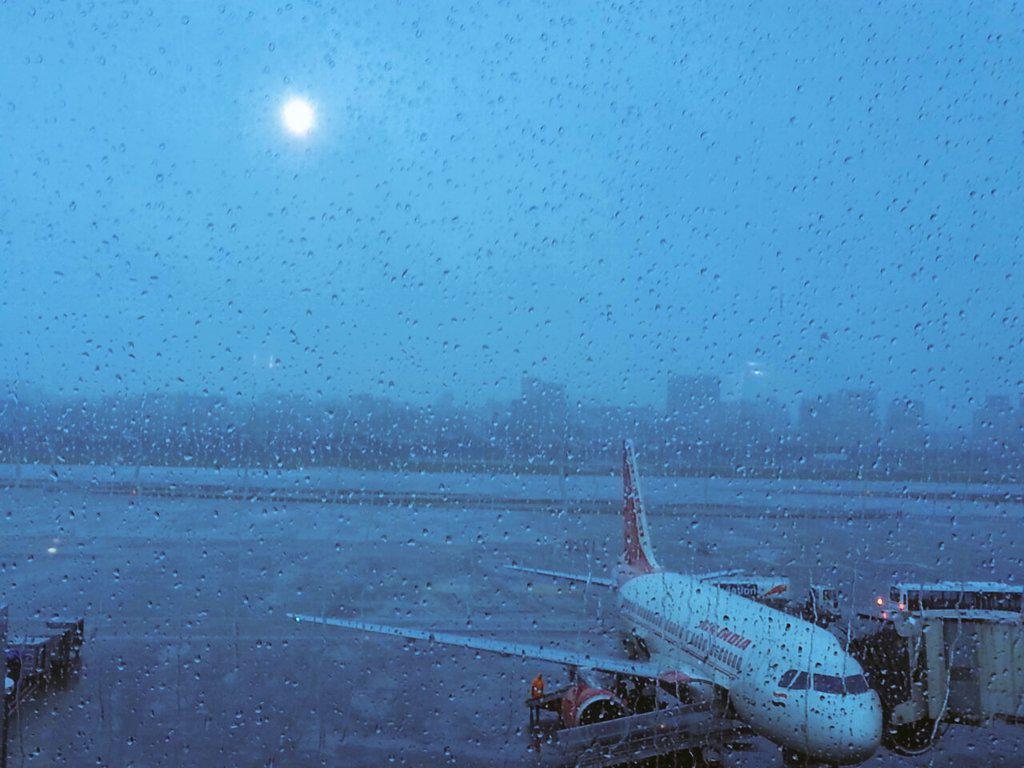 kamat_umesh's tweet photo. Off to Germany we go...#APayingGhost on its way to Dusseldorf! ✈👍😍 http://t.co/iv3aGmE8JS