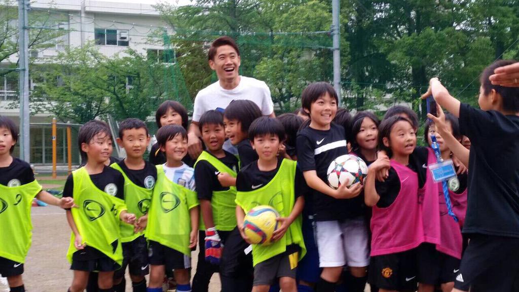 大森フットボールクラブ 昨日 ｕ8の練習に日本代表の香川真司選手が訪問してくれました 突然現れた日本代表のエースに子供達は驚きと 興奮を隠せない様子でした 香川選手ありがとうございます ワールドカップ予選での活躍期待してます Http T