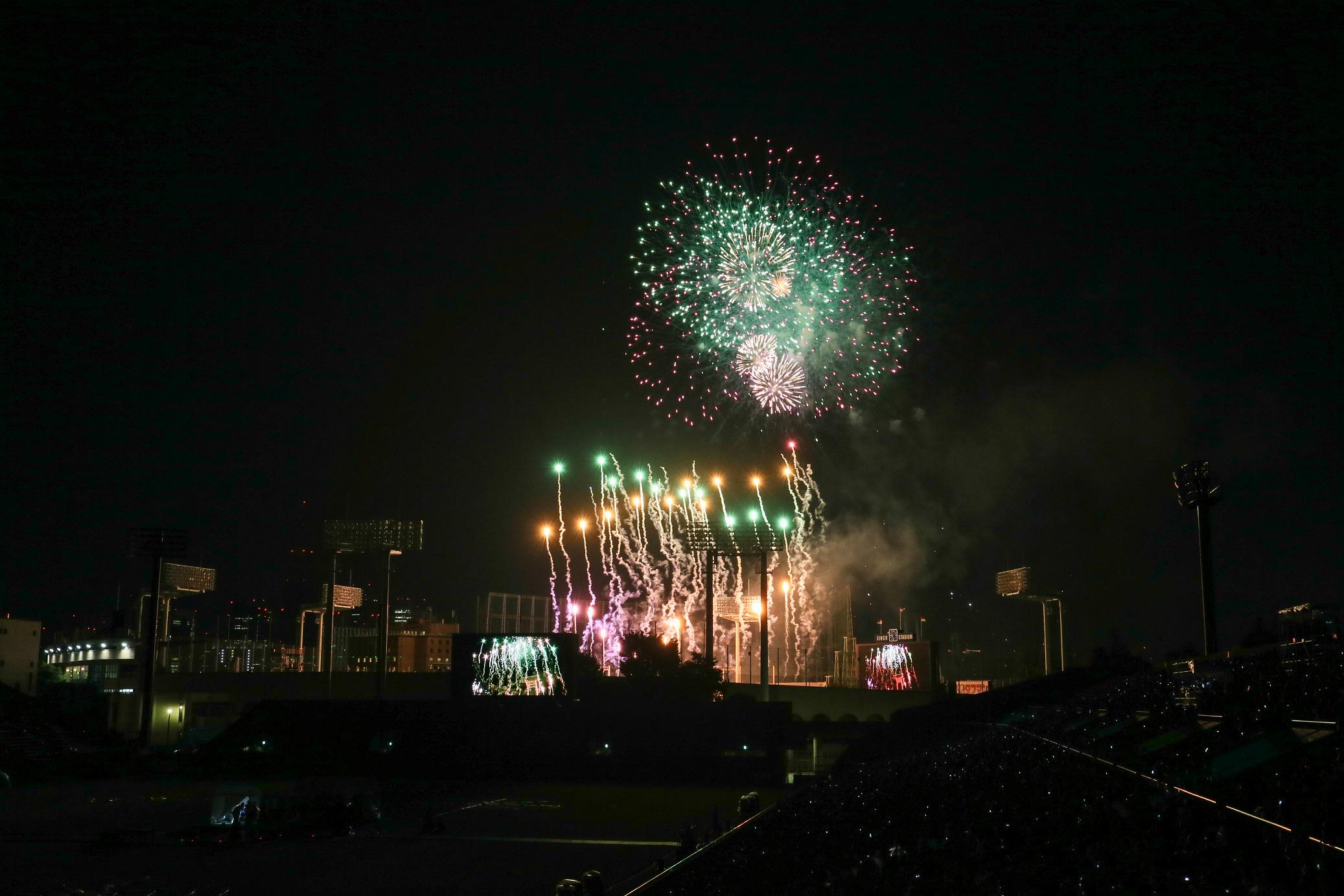 公式 神宮外苑花火大会 続いて 秩父宮ラグビー場 です 西の花園 東の秩父宮ともいわれるラグビーの聖地 全席座席指定 2500円 です 本年はアトラクションを行わず ゆっくり 花火を満喫できる会場に設定しています Http T Co Ca72nrequb Twitter