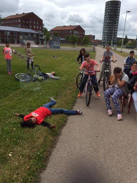 Beroemd tour-moment van <a href="/zeeuwseleeuw/">Johnny Hoogerland</a> uitbeelden met de kinderen #TourdeFrance  #TDFutrecht #LeidscheRijn