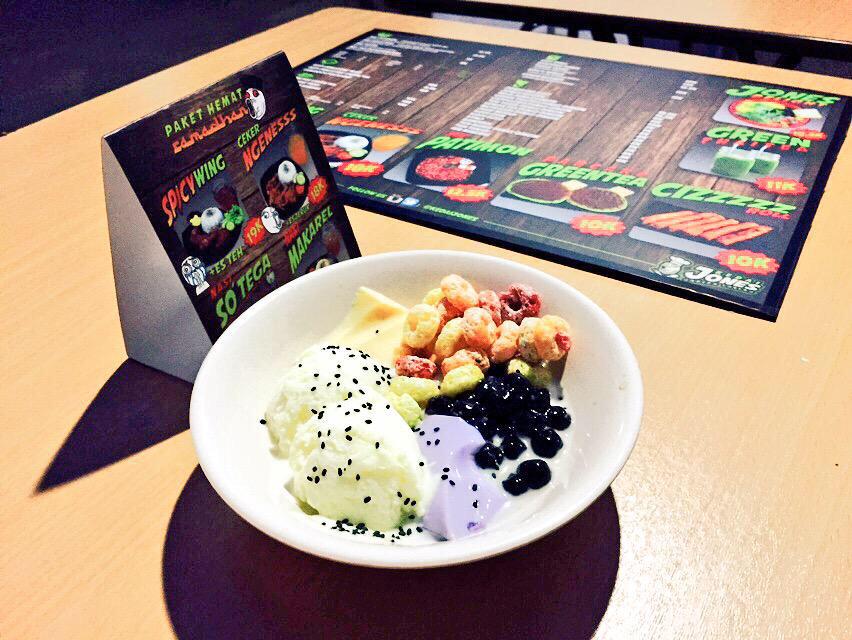 Selamat buka puasa gaes~
Ngiler sama #JonesHeaven mampir ke #KedaiJONES karena minjo lg ultah, yg dtg dpt disc 10%👌🏻