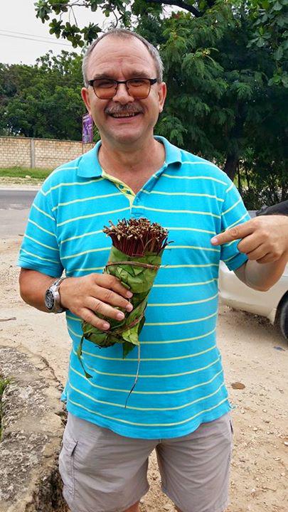 GGAkenya's tweet photo. "In support of the Ambassador of the green gold. A 100% natural product." - Peter #OneNationOneWeekOnePictureCampaign http://t.co/NM91M2Bfcj