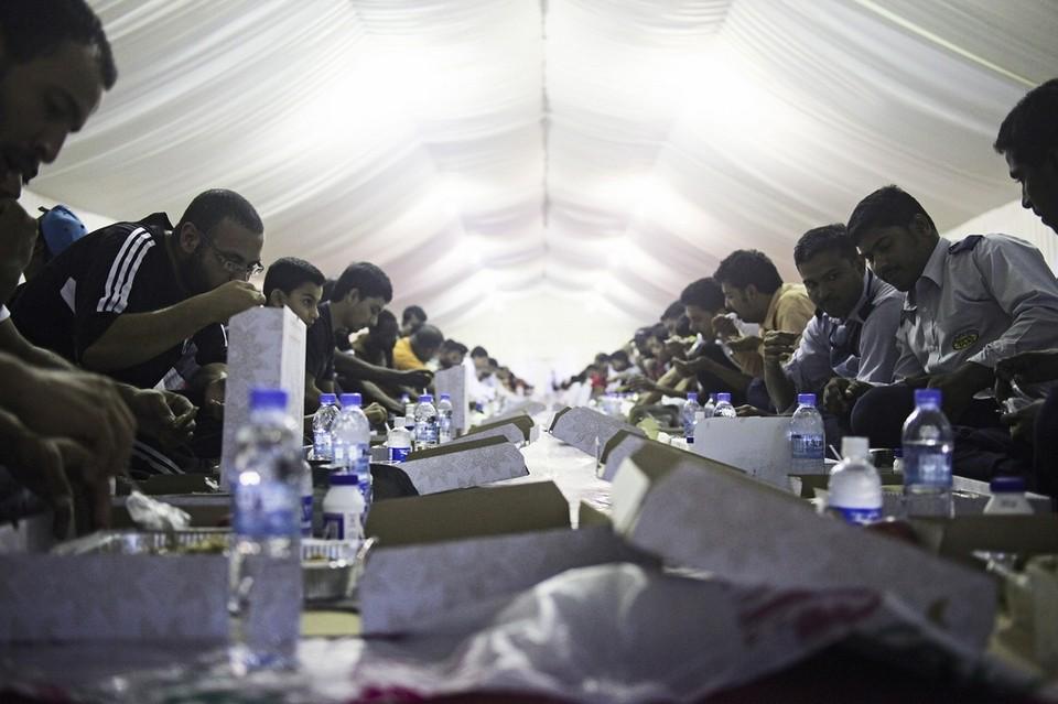 TheNationalNews's tweet photo. First iftar of Ramadan at Sheikh Zayed Grand Mosque - in pictures #InAbuDhabi 

http://t.co/4oEJFoLKMz http://t.co/ys0yURzTf2