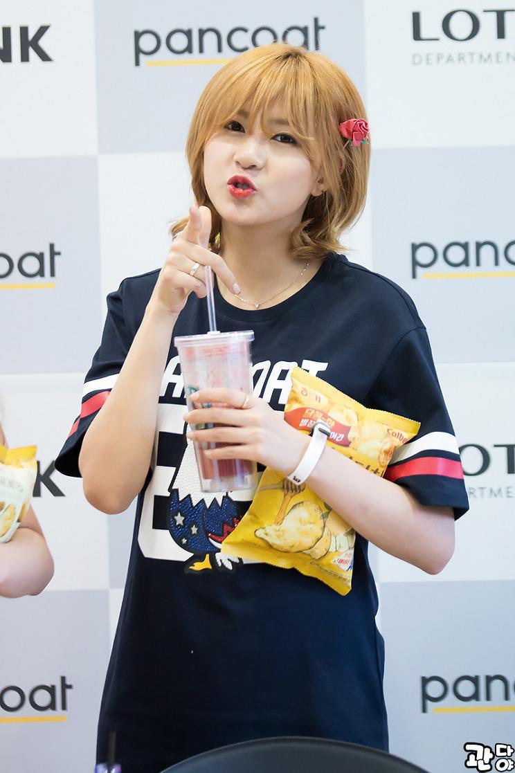 lizhsi's tweet photo. yang on retweet mau difollow;; http://t.co/a7zydtIutl