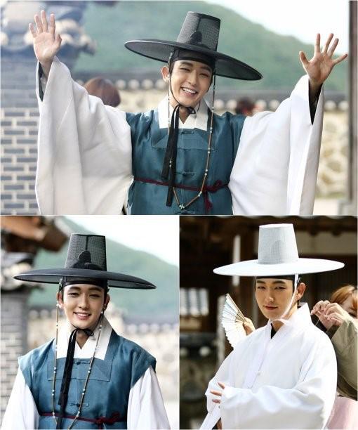 TheDramaKorea's tweet photo. Sempat terluka saat syuting, Lee Jun Ki kembali ke lokasi syuting MBC "Scholar Who Walks the Night" dengan ceria. http://t.co/GAZEzNeB1K