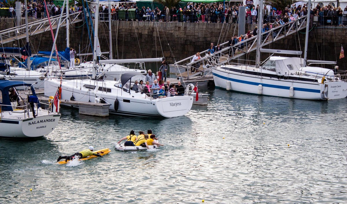 GsyMarketPlace's tweet photo. The Harbour Carnival is on TODAY! Join us on the seafront from 6pm-10pm http://t.co/kqIiC1wbSg http://t.co/cuE4KdGlWu