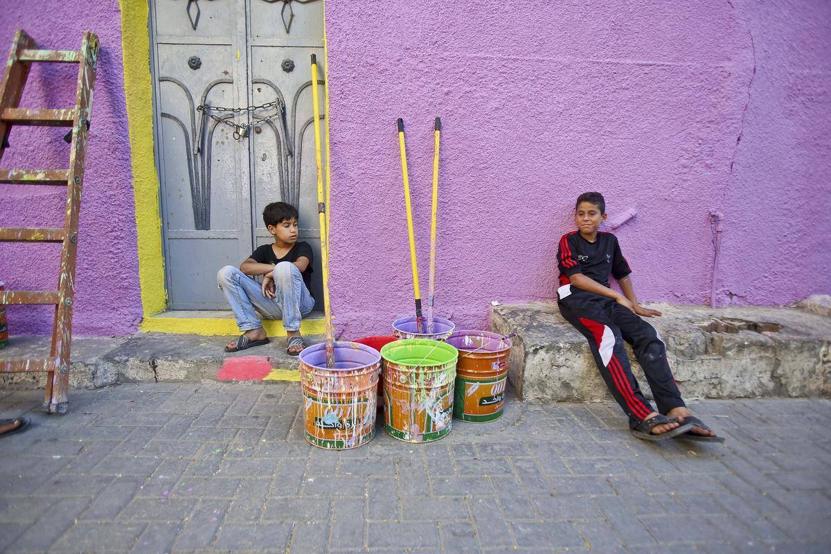 aa_arabic's tweet photo. فلسطينيون ب #غزة يستقبلون #رمضان بتلوين منازلهم لتمنحهم الأمل و لنسيان ما رسمته #الحرب الأخيرة من ألوان الموت والعذاب http://t.co/licWJ3EBg4