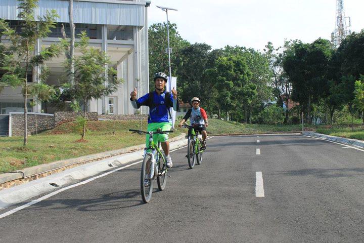 SEJATInangor's tweet photo. Gowes Santai Mapay Jatinangor, Seri-1 Berjalan Dgn Sukses.Jumlah peserta sekitar 120org.Start dilepas oleh Kapolsek. http://t.co/5mXriDzZux