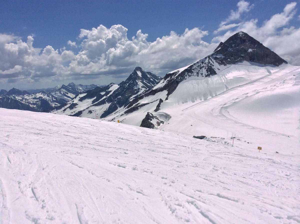 mayrhofen_sun's tweet image. Anybody else getting that itch to ski or board? You&apos;re not the only one. #HintertuxGlacier #SummerSki