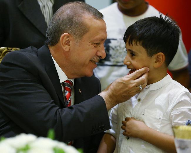 بالصور.. أردوغان يتناول الإفطار مع اللاجئين السوريين 3 Embedded image permalink