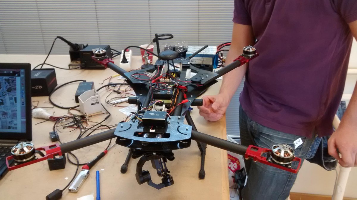 AsDrone's tweet photo. Nuevos #drones en "construcción". Si te interesa #comprar alguno, venir a conocernos y verlos en acción.#ASDrone http://t.co/Ftmfb2Lwjk