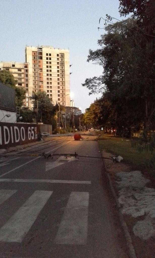 Santa Teresa y Cnel Cabrera bloqueo de calle <a href="/arnaldosamanieg/">Arnaldo Samaniego</a> <a href="/AsuncionMuni/">Municipalidad de Asunción</a>