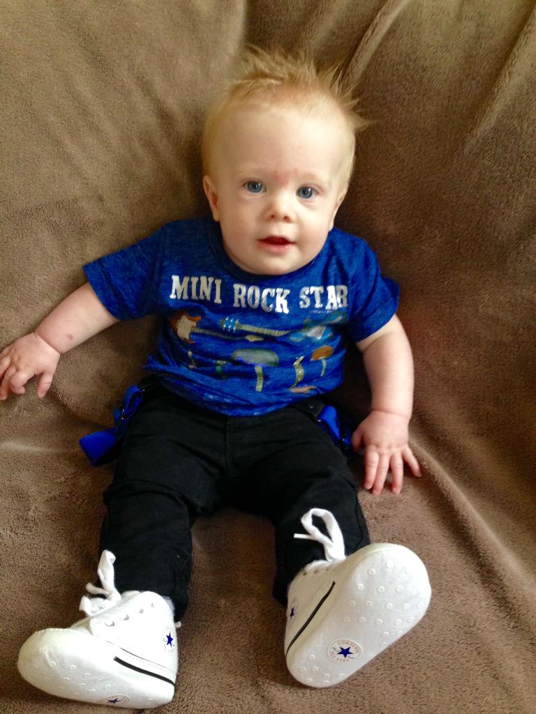 LilLadyRach's tweet photo. #minirockstar #myworld http://t.co/bJN6BFC68h