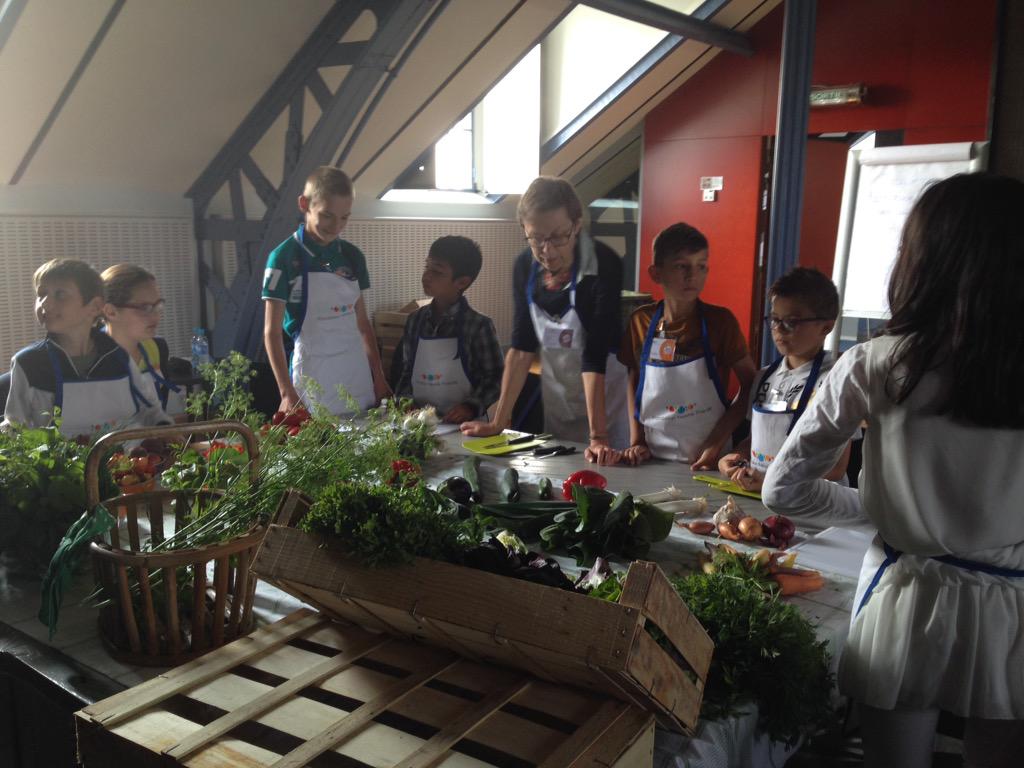 Fond_Nestle_Fr's tweet photo. Les ateliers ont commencé, au programme : #nutrition, goût, légumes, #hydratation, activité sportive,.. #LEAT2015 http://t.co/xVKYK9aYcS