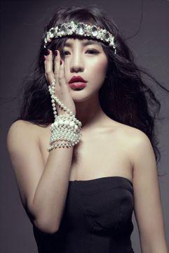 MonaFang's tweet photo. Her hair is dry, be night breeze blowing, fluttering in front of the face of the moon. http://t.co/ocox1XRczm http://t.co/v3teljuHql