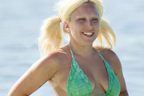 Леди гага в купальнике. Леди гага без макияжа и фотошопа. Леди гага в купальнике. Гага в купальнике. Леди гага в бикини.