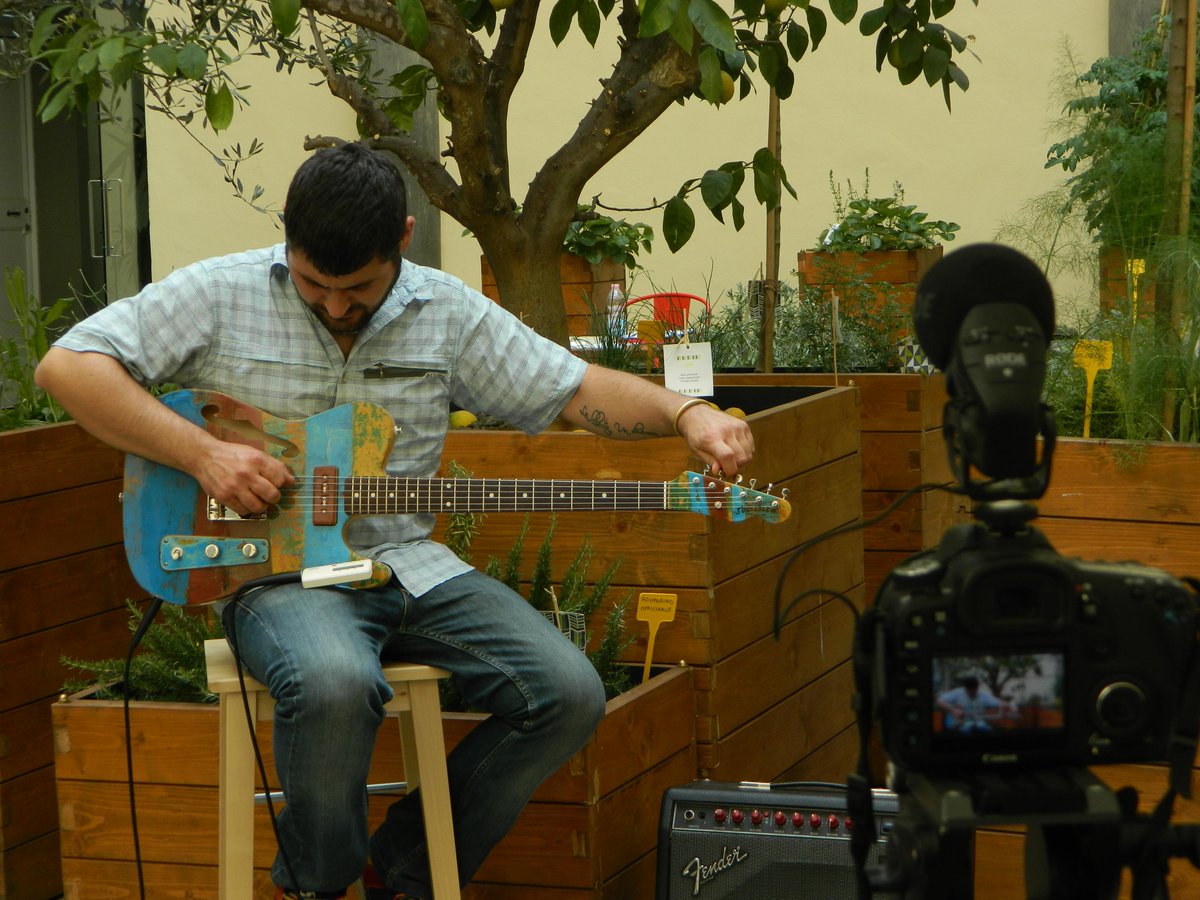 fallasuonare's tweet photo. La #chitarra #MareDiMezzo suonata dal suo costruttore @Makassar_Lab durante le riprese di #fallasuonare @iedfirenze http://t.co/BI2Lcvmxtj