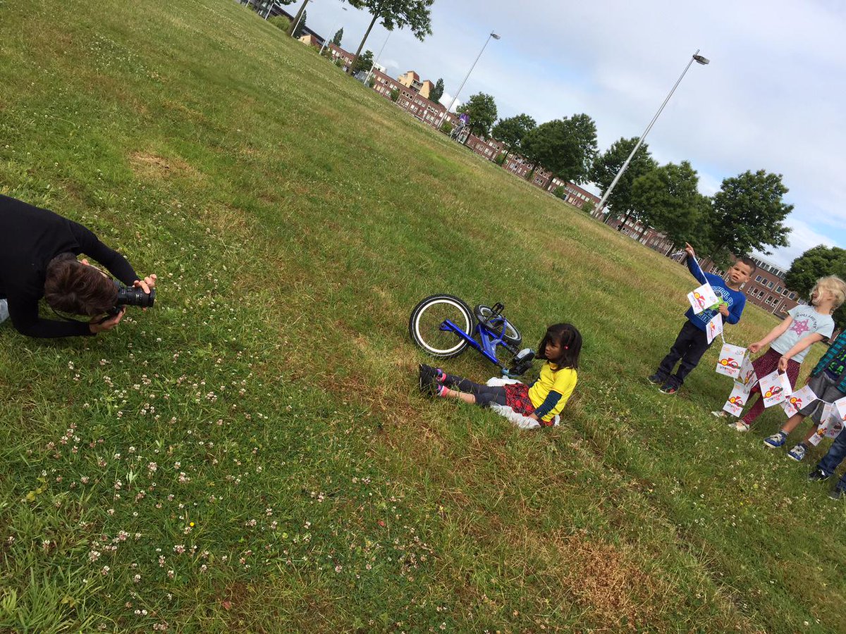 Onze kinderen beelden beroemde tour-momenten uit voor foto-shoot #TourdeFrance  #TDFutrecht #LeidscheRijn.