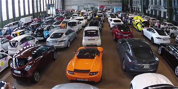 formulaegreen's tweet photo. Reto conseguido, 577 coches eléctricos presentes en el circuito de Berlín E-Prix http://t.co/onmNgI8QAD http://t.co/GOCtwsJGxD