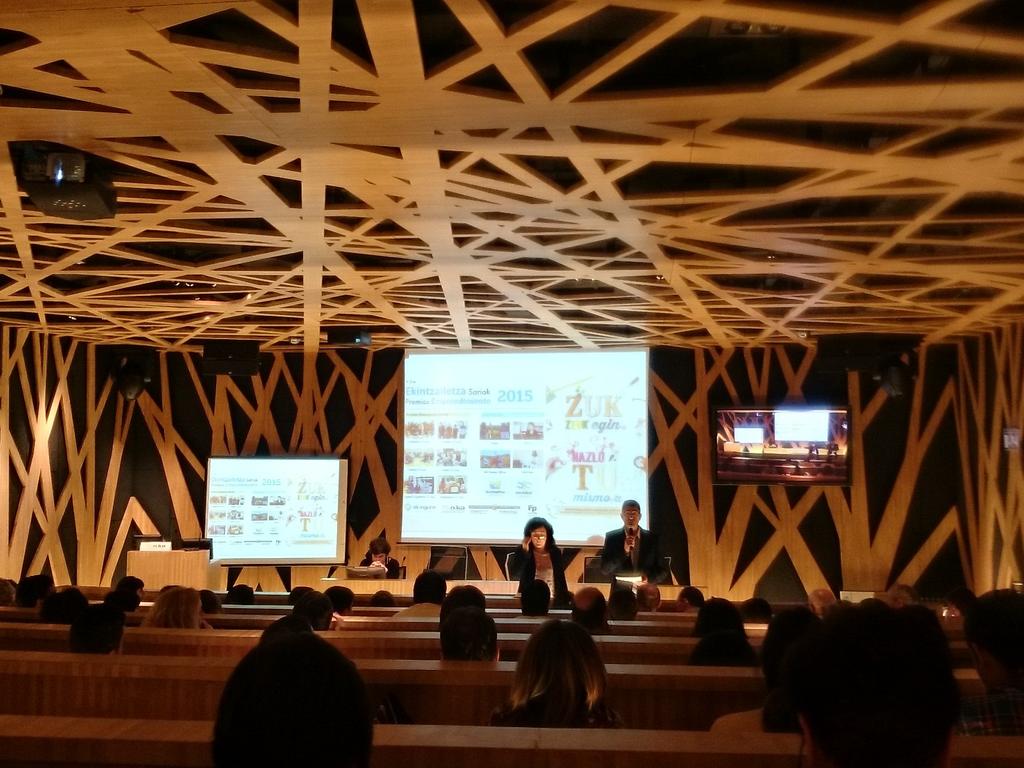 innobide's tweet photo. Comienza la entrega de premios emprendimiento 2015 #ikasenpresa #urratsbat @ekingune @tknika http://t.co/Jit7Bomy5Z