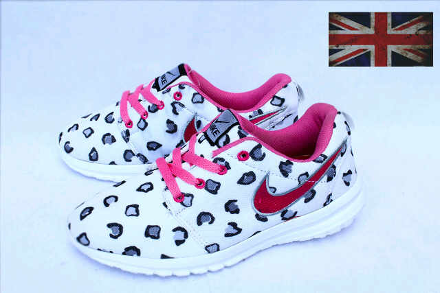 flexibleshoes's tweet image. Nike Roshe Run Women Made in Vietnam, size 37 - 40 Rp.200.000 (Belum termasuk ongkir)