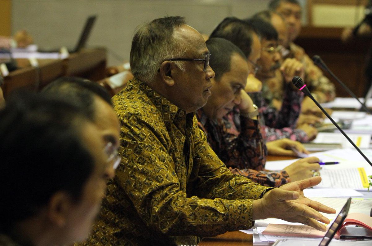 Sejak Februari 2015, hanya dua kasus baru yang ditangani KPK. bit.ly/1JZeTLV Tak produktif lagi? #saveKPK