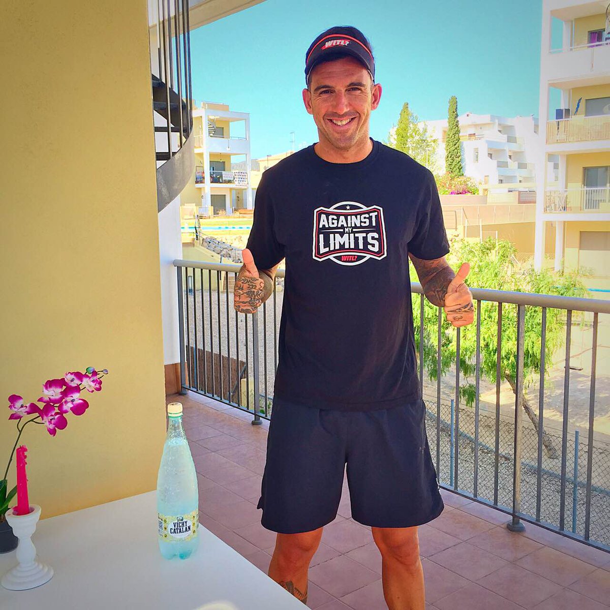 josefajram's tweet photo. PETándolo con Vichy! Me lo llevo para el camino! Encantado de participar en la nueva campaña de @vichycatalan!! http://t.co/jdAIcxKPA9