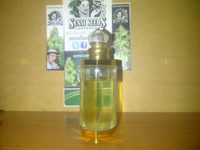 aerc1985's tweet photo. Regalo de la Asosiacion Cannabica!!..Aceite de Marihuana!!..mmmmmmmm..Pulverizar y pista!!.. #ILoveWeed #RolasMolas http://t.co/oR82RJAAS0