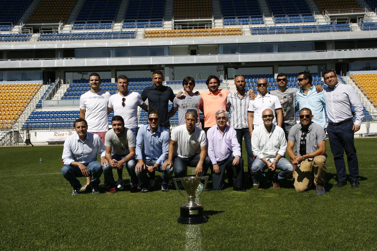 Cadiz_CF's tweet photo. Emotivo reencuentro en el Carranza por el X aniversario del último ascenso a Primera.

http://t.co/lLyho3YdfS http://t.co/mVxvdqIFQc