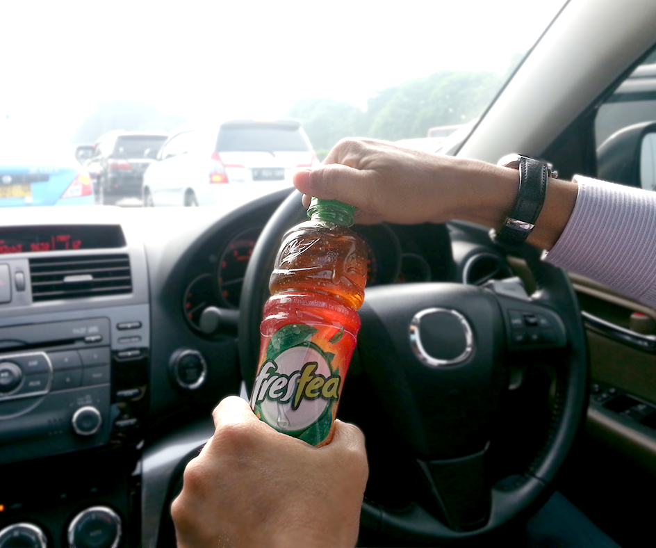 why_matchbox's tweet photo. Hitungan menit mbaahhmuu "@Frestea_id: Macet udah sejam, buka puasa tinggal hitungan menit. Santai, ada Frestea. http://t.co/euyCPj07nV"