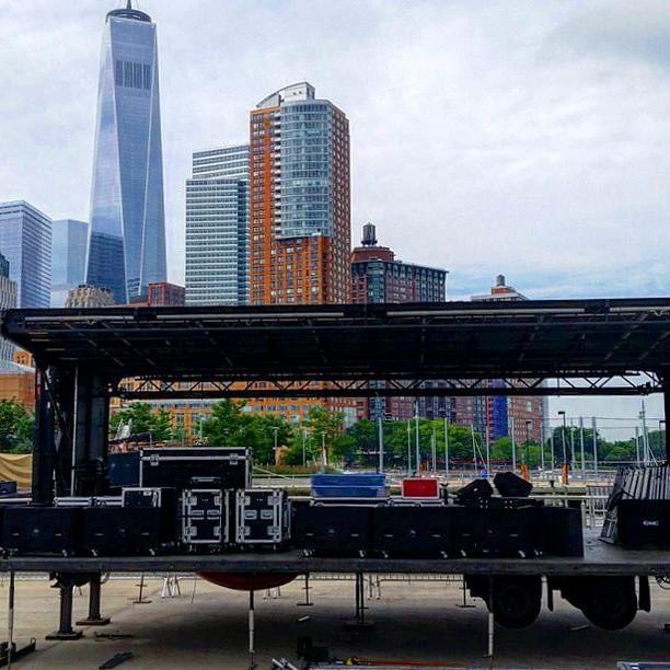 ThisIsItSW's tweet image. A Load In with a view. #Pier26 #ThisIsItStageWorks #MobileStages bit.ly/1MS7ETw