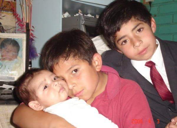 yocelinlazcano's tweet photo. Mis 3 amores mis hijos los àmo mucho... http://t.co/ZL3LNUUwWv