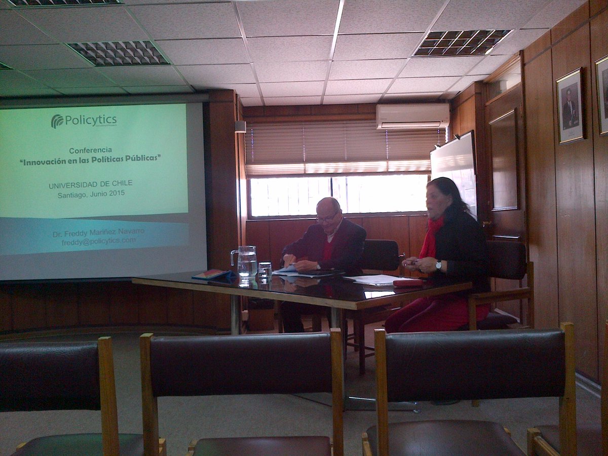Escuchando la conferencia del Dr. Freddy Mariñez sobre innovación en las políticas públicas. #trabajoSocial #UChile.
