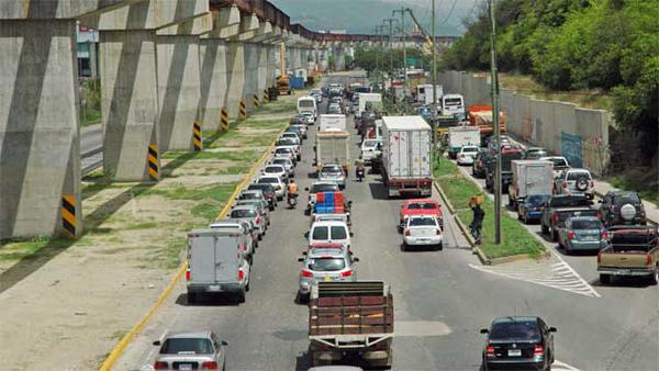 RoseRagt's tweet photo. Tramo Metro Caracas–Guarenas–Guatire estaría listo en 2012 inversion 7.000 US$ Millones obra inconclusa #VzlaSaqueada http://t.co/zz0SOVOqNp
