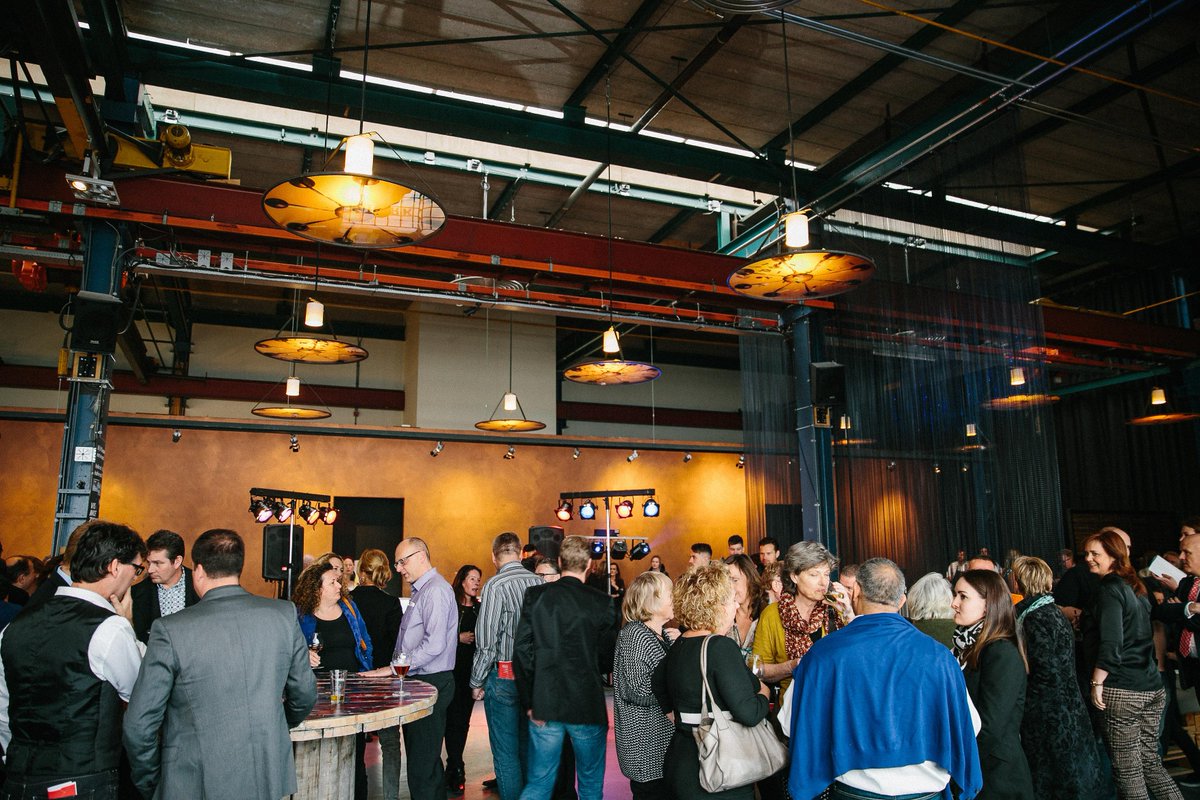 Vanavond is het weer tijd voor de 3e #vismoetzwemmen borrel, met #hollandsenieuwe in de hoofdrol!