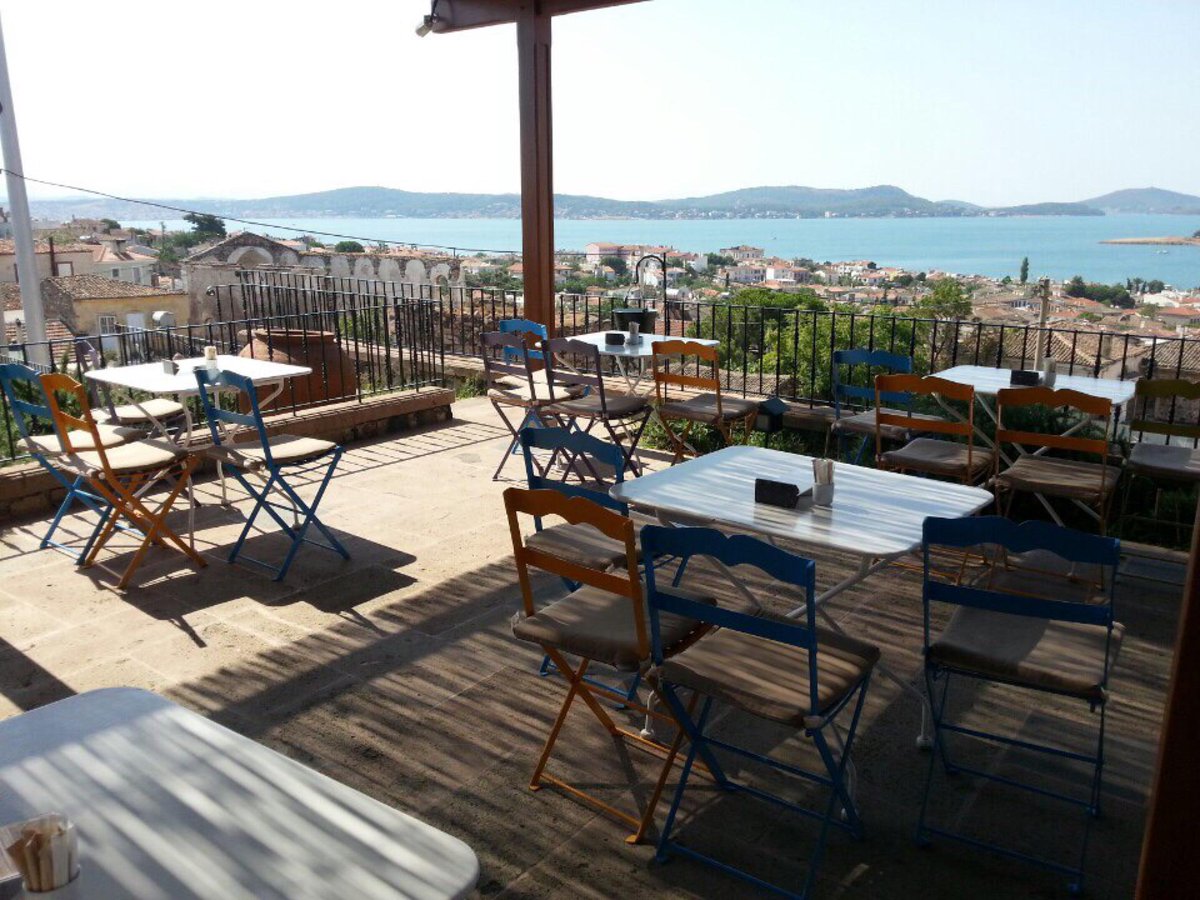 mkarpuzoglu's tweet photo. I'm at Cafe Değirmen in Ayvalık, Balıkesir https://t.co/41iUDI7hN9 http://t.co/7rlbIPizxb