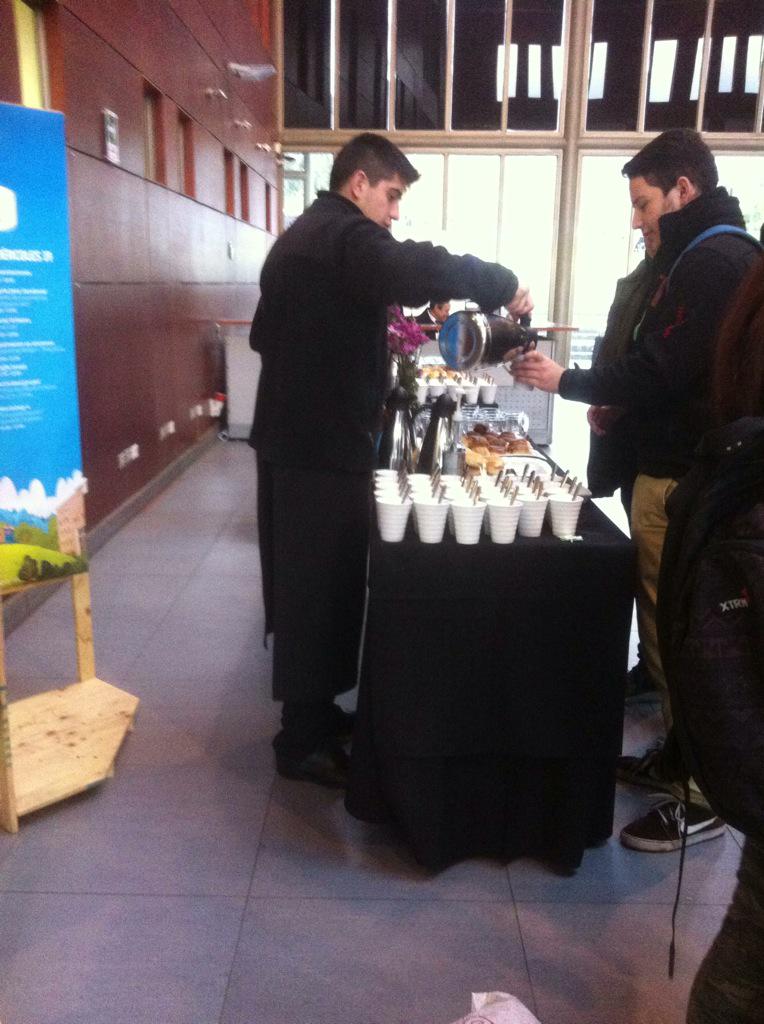 CayoLorena's tweet photo. #5tolab  comenzando el día !!! :) http://t.co/V9CHi4tuCw