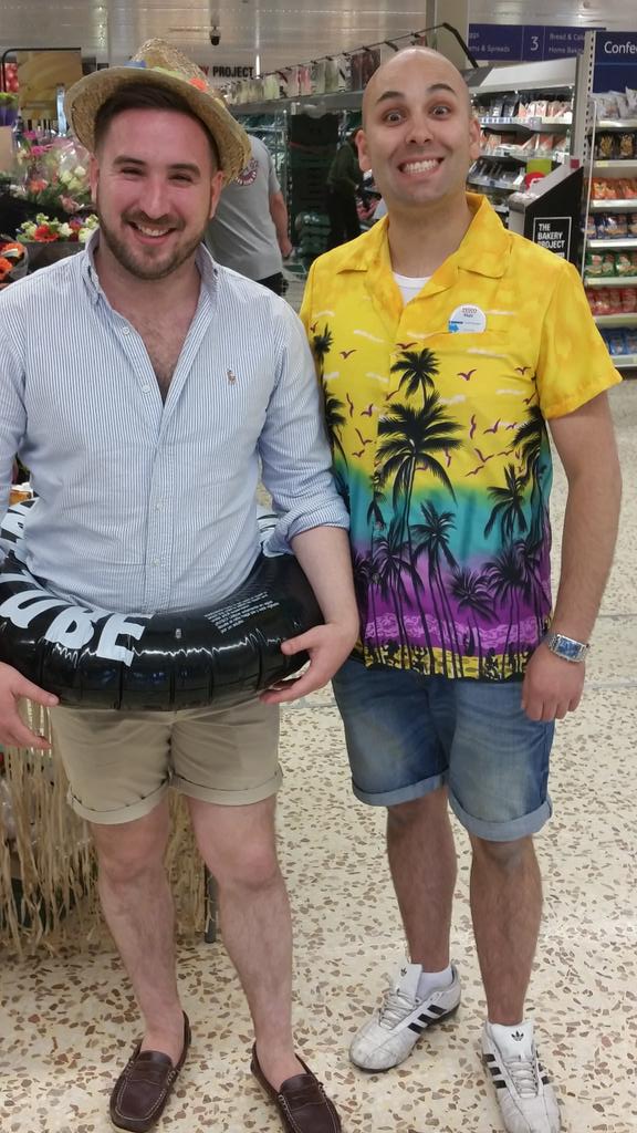 3404_community's tweet photo. Hawaiian Charity beach party at Windsor @stevepdillon @Tiz5 http://t.co/Qjd2RwSIJq