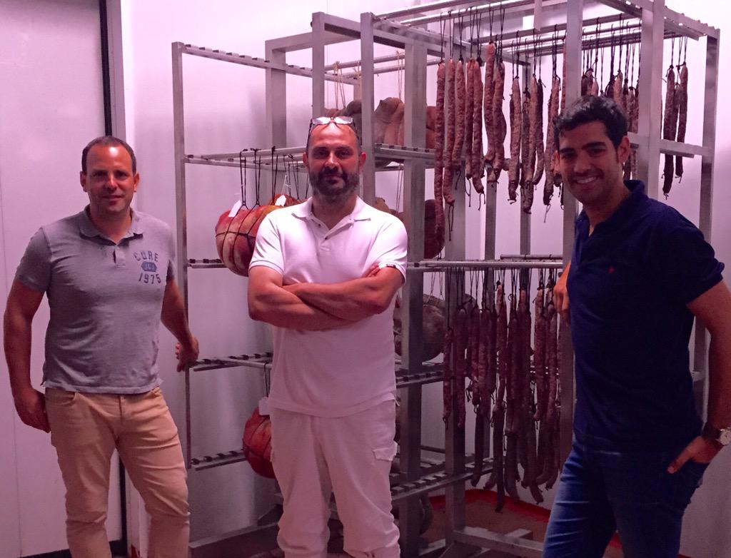Can_Company's tweet photo. Hoy ha visitado nuestras instalaciones @AndreuGenestra. Aquí producimos productos que el sirve en su restaurante. http://t.co/GgktfDESQv