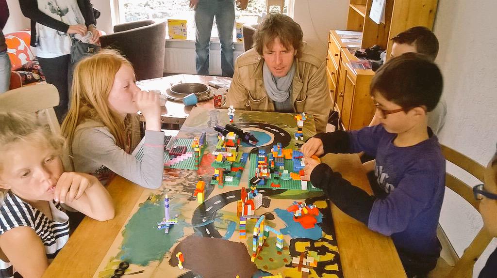 BrabantWonen's tweet photo. Kinderen #Orthen-Links lichten hun Lego ontwerp voor nieuwe Donk toe aan ontwerper @shertogenbosch @typischdenbosch http://t.co/2ozSllhmkF
